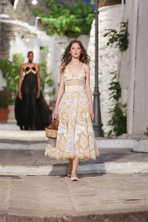 desfile de dolce gabbana 2023|Dolce & Gabbana Presents 2023 Alta Moda In Alberobello Puglia.